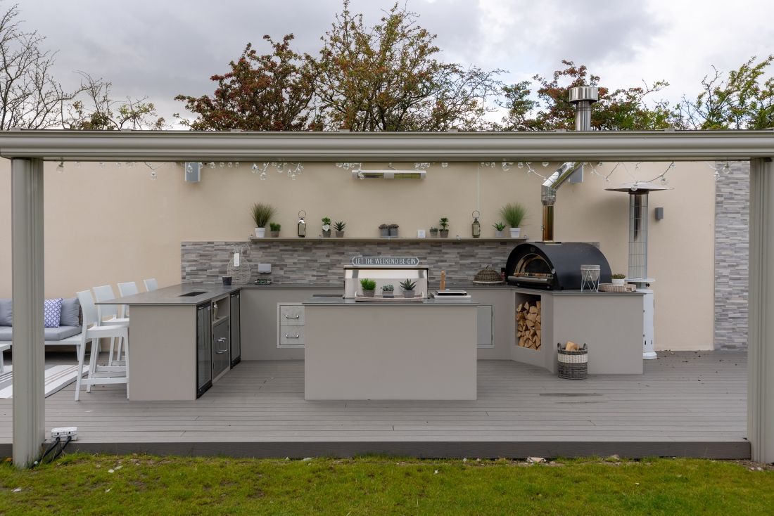 Alfresco Traditional Outdoor Kitchen Garden